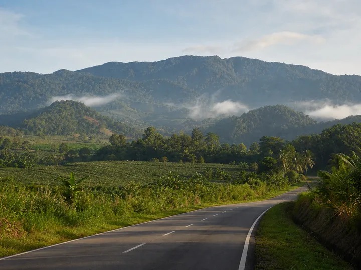 The road south through the Crocker Range